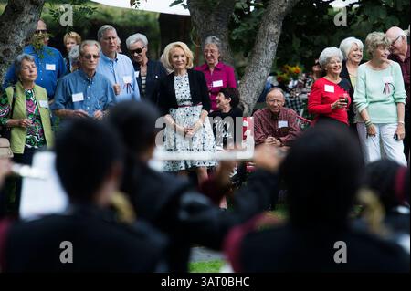 21. September 2013 - Modesto, Kalifornien, USA - die Modesto High School Band spielt Musik für die 1953 MHS-Alumni, darunter Marie Gallo, Mittelklasse, während ihres 60. Klassentreffens im Haus von Bob und Marie Gallo in Modesto am Samstag, den 21. September 2013. (Bild: © Andy Alfaro/Modesto Bee/ZUMAPRESS.com) Stockfoto