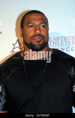 Juli 2013 – Los Angeles, Kalifornien, USA Duane Brown wird während der All Star Celebrity Kick-Off Party im Playboy Mansion gesehen. (Bild: © Ricky Bassman/ZUMAPRESS.com) Stockfoto
