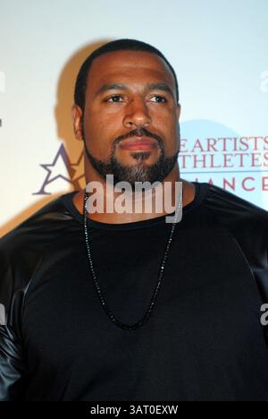 Juli 2013 – Los Angeles, Kalifornien, USA Duane Brown wird während der All Star Celebrity Kick-Off Party im Playboy Mansion gesehen. (Bild: © Ricky Bassman/ZUMAPRESS.com) Stockfoto