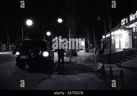 Ein militärischer Lexus-SUV in der Nacht vor dem DD-Markt im wohlhabenden Bezirk Pekings, das Fahrzeugkennzeichen ist verschwommen. Peking, China Stockfoto