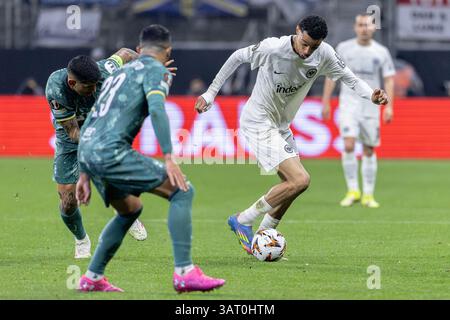 Frankfurt, Deutschland. April 2025. Frankfurt, 17. April 2025: Hugo Ekitiké (11 Frankfurt) während des Fußballspiels der UEFA Europa League zwischen Eintracht Frankfurt und Tottenham Hotspurs im Deutschen Bank Park in Frankfurt. Philipp Kresnik (Philipp Kresnik/SPP) Credit: SPP Sport Press Photo. /Alamy Live News Stockfoto