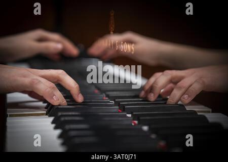 Hände eines jungen Pianisten auf der Tastatur eines Steinway & Sons-Flügels, Stuttgart, Baden-Württemberg Stockfoto