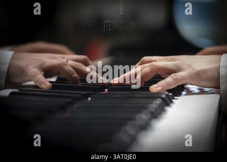 Hände eines jungen Pianisten auf der Tastatur eines Steinway & Sons-Flügels, Stuttgart, Baden-Württemberg Stockfoto