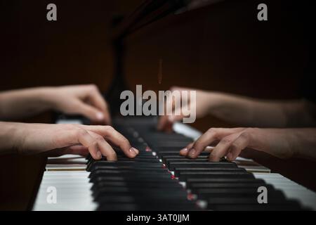 Hände eines jungen Pianisten auf der Tastatur eines Steinway & Sons-Flügels, Stuttgart, Baden-Württemberg Stockfoto