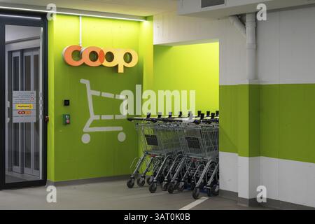 Einkaufswagen zum Eingang des Coop Stockfoto