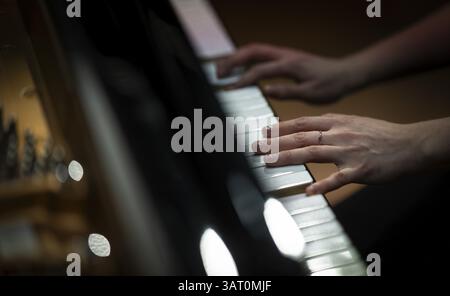 Hände eines jungen Pianisten auf der Tastatur eines Steinway & Sons-Flügels, Stuttgart, Baden-Württemberg Stockfoto