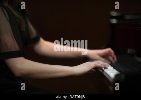 Hände und Arme eines jungen Pianisten, der auf dem Keyboard eines Steinway & Sons-Flügels spielt, Stuttgart, Baden-Württemberg Stockfoto