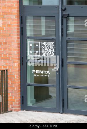 Bratislava, Slowakei - 15. April 2025 : Penta Real Estate Schild an einem modernen Gebäude. Stockfoto