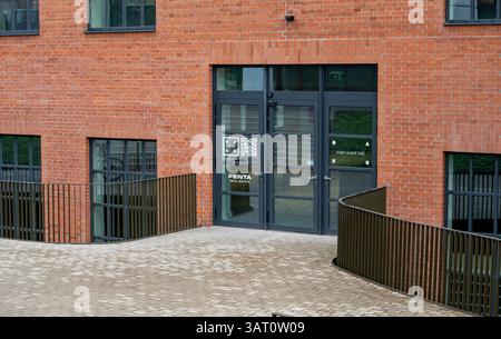 Bratislava, Slowakei - 15. April 2025 : Penta Real Estate Schild an einem modernen Gebäude. Stockfoto