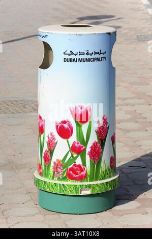 Mülltonne mit Tulpen, Al Ras, Deira, Dubai, Vereinigte Arabische Emirate, Asien Stockfoto