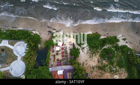 Aus der Vogelperspektive einer Strandbar am Strand in Libreville, Gabun, Afrika Stockfoto
