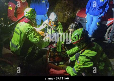 Rettungskräfte bei der Arbeit in der Nähe der Unfallstelle der Seilbahn Monte Faito, bei der vier Menschen ums Leben kamen und eine Person in kritischem Zustand verletzt wurde, 17. April 2025. Stockfoto