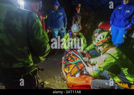 Rettungskräfte bei der Arbeit in der Nähe der Unfallstelle der Seilbahn Monte Faito, bei der vier Menschen ums Leben kamen und eine Person in kritischem Zustand verletzt wurde, 17. April 2025. Stockfoto