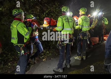 Rettungskräfte bei der Arbeit in der Nähe der Unfallstelle der Seilbahn Monte Faito, bei der vier Menschen ums Leben kamen und eine Person in kritischem Zustand verletzt wurde, 17. April 2025. Stockfoto