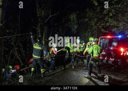 Rettungskräfte bei der Arbeit in der Nähe der Unfallstelle der Seilbahn Monte Faito, bei der vier Menschen ums Leben kamen und eine Person in kritischem Zustand verletzt wurde, 17. April 2025. Stockfoto