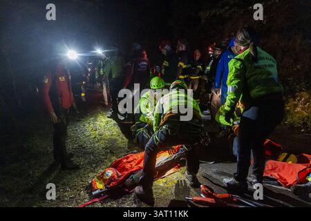 Rettungskräfte bei der Arbeit in der Nähe der Unfallstelle der Seilbahn Monte Faito, bei der vier Menschen ums Leben kamen und eine Person in kritischem Zustand verletzt wurde, 17. April 2025. Stockfoto