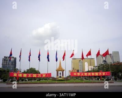 Phnom Penh, Kambodscha, 17. April 2025. Nationalflaggen von China, Kambodscha flattern, während am 17. April 2025 in Phnom Penh, Kambodscha, Banner mit besten Wünschen entlang der Straße aufgehängt werden. Die Straßen von Phnom Penh, der Hauptstadt Kambodschas, bieten eine einladende Atmosphäre für den Staatsbesuch des chinesischen Präsidenten Xi Jinping. Quelle: Sheng Jiapeng/China News Service/Alamy Live News Stockfoto