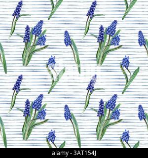 Hand gezeichnete Aquarelle nahtlos, wiederholen Muster mit Traubenhyazinthe, Muscari-Blüten auf horizontalen blauen Pinselstrichen Hintergrund. Zum Umwickeln Stockfoto