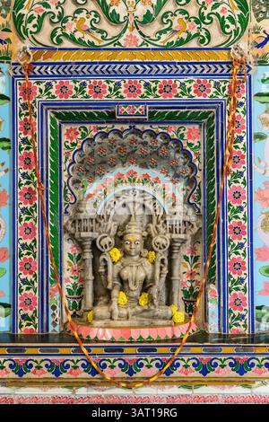 Reich geschmückter Schrein Stadtpalast Udaipur Rajasthan Indien Stockfoto