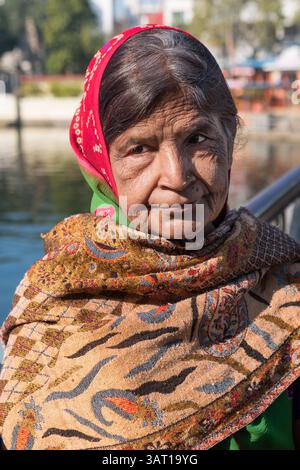 Indische Dame Chandpole Bridge Udaipur Rajasthan Indien Stockfoto