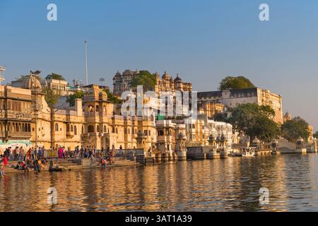 Lake Pichola Gangaur Ghat Lal Ghat und City Palace Udaipur Rajasthan Indien Stockfoto