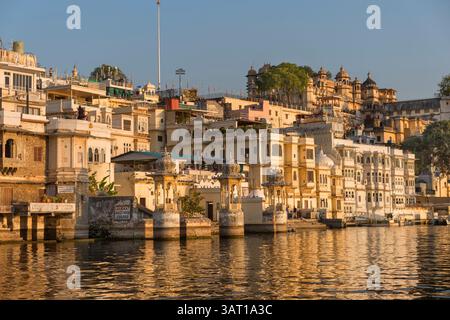 Lake Pichola Lal Ghat und City Palace Udaipur Rajasthan Indien Stockfoto