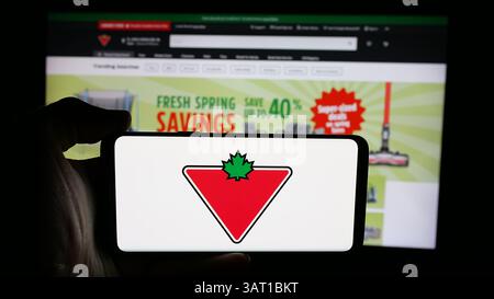 Deutschland. März 2025. Auf dieser Abbildung befindet sich ein Mobiltelefon mit dem Logo der Firma Canadian Tire Corporation Limited auf dem Bildschirm vor der Webseite. (Foto von Timon Schneider/SOPA Images/SIPA USA) *** ausschließlich für redaktionelle Nachrichten *** Credit: SIPA USA/Alamy Live News Stockfoto