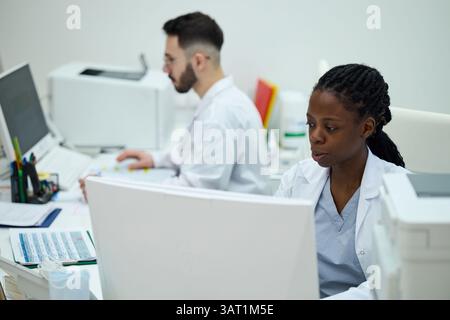Fokussierter afroamerikanischer medizinischer Fachmann, der im Labor arbeitet Stockfoto