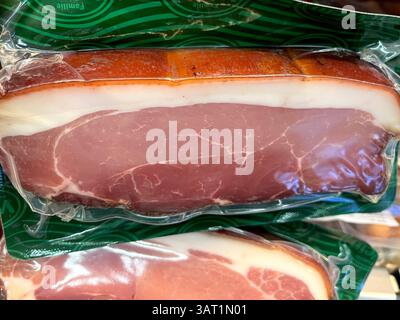 Abgepackter Schwarzwaldschinken nach Prosciutto-Art, luftgetrockneter Schwarzwaldschinken, nicht in Scheiben geschnitten für den Einzelverkauf, deutsche Wurstwaren traditioneller Schinken Stockfoto