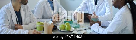 Medizinische Fachkräfte Diskutieren Während Der Mittagspause Stockfoto