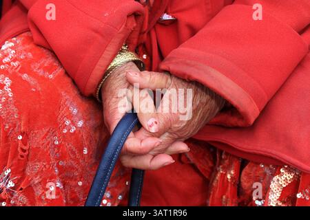 Nahaufnahme der Hände einer älteren Frau in rotem Kleid. Konya, Türkei. Stockfoto