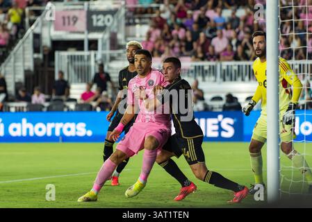 Fort Lauderdale, Florida; USA. Der uruguayische Stürmer Luis Suarez kämpft während eines CONCACAF Champions Cup-Spiels im Chase Stadium um den Ball. Stockfoto