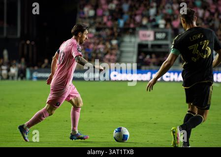 April 2025. Inter Miamis Kapitän und Leader Lionel Messi dribbelt den Ball während eines CONCACAF Champions Cup Spiels gegen LAFC im Chase Stadium. Stockfoto