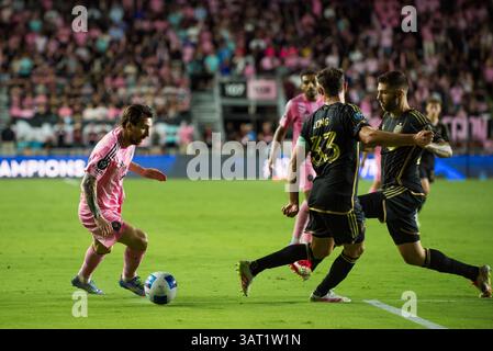 April 2025. Inter Miamis Kapitän und Leader Lionel Messi dribbelt den Ball während eines CONCACAF Champions Cup Spiels gegen LAFC im Chase Stadium. Stockfoto