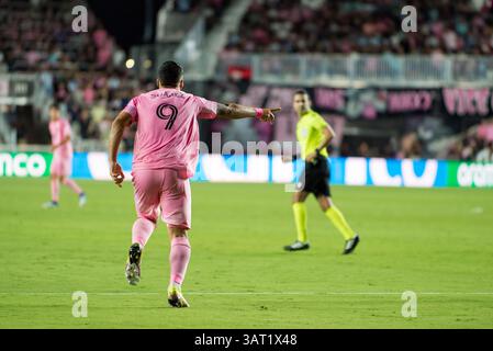 Fort Lauderdale, Florida; USA. Luis Suarez streitet mit dem Schiedsrichter während eines CONCACAF Champions Cup-Spiels im Chase Stadium. Stockfoto