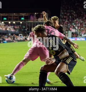 April 2025. Inter Miamis Kapitän und Leader Lionel Messi dribbelt den Ball während eines CONCACAF Champions Cup Spiels gegen LAFC im Chase Stadium. Stockfoto