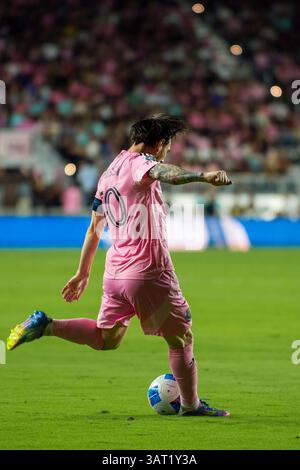 April 2025. Inter Miamis Kapitän und Leader Lionel Messi tritt den Ball während eines CONCACAF Champions Cup-Spiels gegen LAFC im Chase Stadium. Stockfoto
