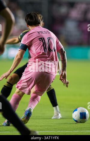 April 2025. Inter Miamis Kapitän und Leader Lionel Messi dribbelt den Ball während eines CONCACAF Champions Cup Spiels gegen LAFC im Chase Stadium. Stockfoto
