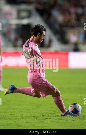 April 2025. Inter Miamis Kapitän und Leader Lionel Messi tritt den Ball während eines CONCACAF Champions Cup-Spiels gegen LAFC im Chase Stadium. Stockfoto