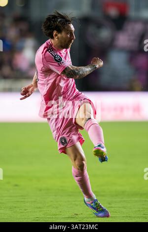 April 2025. Inter Miamis Kapitän und Leader Lionel Messi tritt den Ball während eines CONCACAF Champions Cup-Spiels gegen LAFC im Chase Stadium. Stockfoto