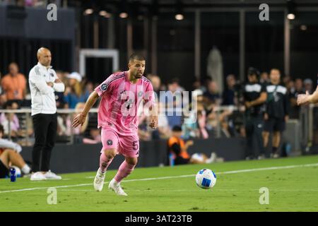 Inter Miami CF-Verteidiger Marcelo Weigandt dribbelt den Ball während eines CONCACAF Champions Cup-Spiels gegen LAFC im Chase Stadium. Stockfoto
