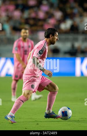April 2025. Inter Miamis Kapitän und Leader Lionel Messi dribbelt den Ball während eines CONCACAF Champions Cup Spiels gegen LAFC im Chase Stadium. Stockfoto