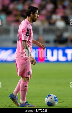 April 2025. Inter Miamis Kapitän und Leader Lionel Messi dribbelt den Ball während eines CONCACAF Champions Cup Spiels gegen LAFC im Chase Stadium. Stockfoto