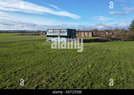 Luftaufnahme des RAF Wombleton Kontrollturms Nord Yorkshire, 2. Weltkrieg Militärflugplatz. Forma RCAF militärische Bomberstation Wachdienst Stockfoto