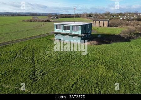 Luftaufnahme des RAF Wombleton Kontrollturms, Militärflugplatz des 2. Weltkriegs. RCAF militärische Bomberstation Wachbüro Feuerwehrhaus Stockfoto