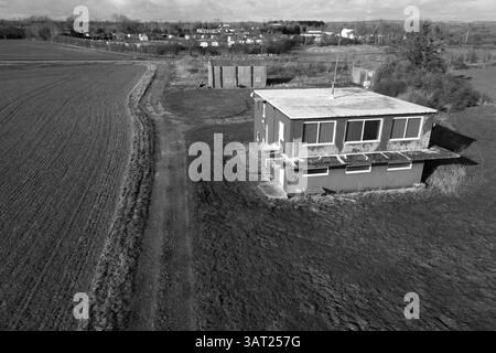Luftaufnahme des RAF Wombleton Kontrollturms, Militärflugplatz des 2. Weltkriegs. RCAF Militärbomberstation Wachbüro Feuerwehrschuppen und Nachtfliegenden Laden Stockfoto