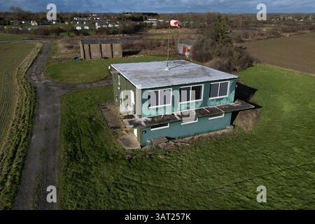 Luftaufnahme des RAF Wombleton Kontrollturms, Militärflugplatz des 2. Weltkriegs. RCAF Militärbomberstation Wachbüro Feuerwehrschuppen und Nachtfliegenden Laden Stockfoto