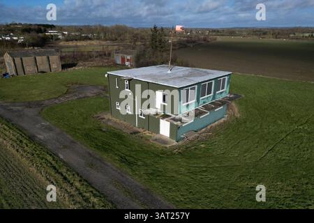 Luftaufnahme des RAF Wombleton Kontrollturms, Militärflugplatz des 2. Weltkriegs. RCAF Militärbomberstation Wachbüro Feuerwehrschuppen und Nachtfliegenden Laden Stockfoto