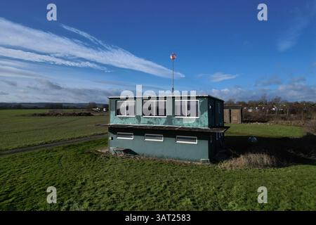 Luftaufnahme des RAF Wombleton Kontrollturms, Militärflugplatz des 2. Weltkriegs. RCAF militärische Bomberstation Wachbüro Feuerwehrhaus Stockfoto