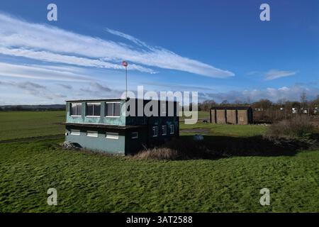 Luftaufnahme des RAF Wombleton Kontrollturms, Militärflugplatz des 2. Weltkriegs. RCAF militärische Bomberstation Wachbüro Feuerwehrhaus Stockfoto